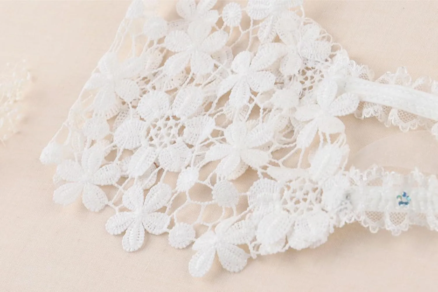 Floral Lace Hair Bow for Baby Girls Soft Stretch Headband for Newborns to Toddlers Baby Shower Birthday Hair Band 0-36 Months (White, Free)